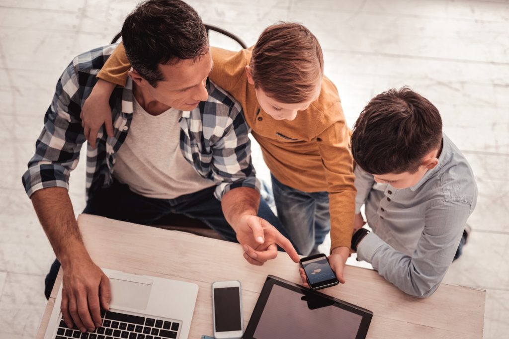 dad using co-parenting app on phone